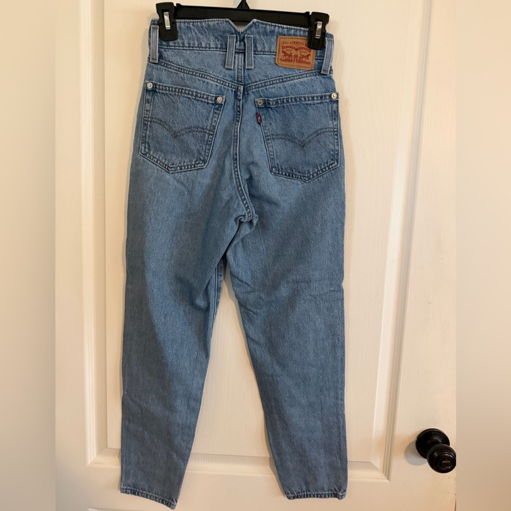 Like New Levi’s High-Waisted 5 Button Mom Jean. Size 24 - Picture 3 of 3